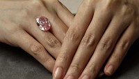 Berlian merah muda yang berasal dari tambang Rusia ini diperkirakan akan terjual di rumah lelang Sotheby hingga 38 juta dolar atau sekira Rp 560 miliar pada 11 November mendatang.