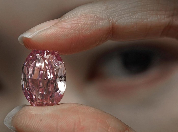 Berlian Pink Ini Akan Dilelang, Tertarik? An ultra-rare 14.83-carat diamond that is one of the largest internally flawless fancy vivid purple-pink gem ever graded by the Gemological Institute of America is displayed by a model at a Sothebys auction room in Hong Kong Monday, Oct. 12, 2020. The diamond will sale in Geneva on Nov. 11. (AP Photo/Vincent Yu)