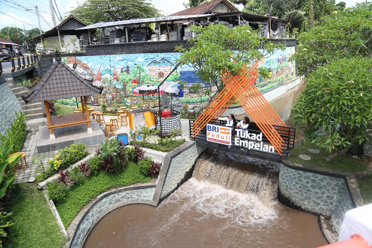 Bersih-bersih Sungai Tukad Empelan. (Dok BRI)
