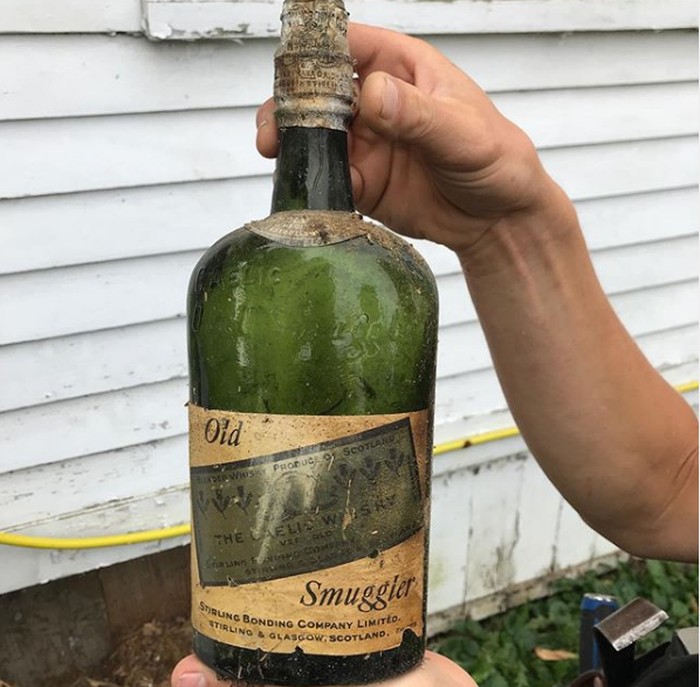 botol wiski di rumah tua