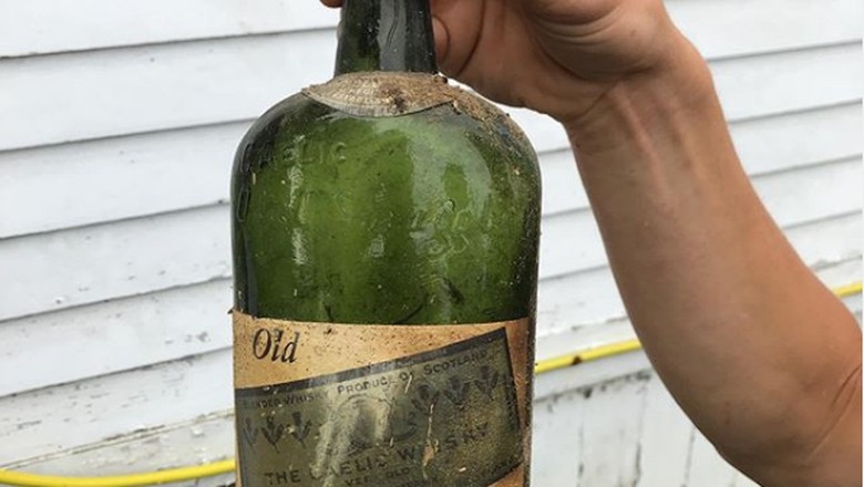 botol wiski di rumah tua