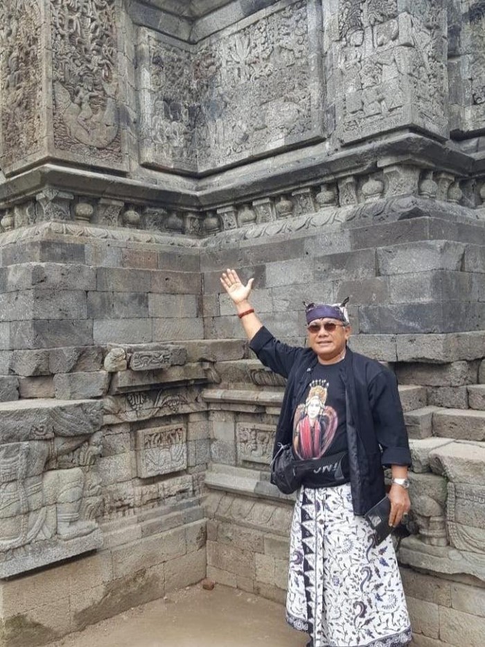 Cerita Sri Tanjung-Sidopekso terukir di relief beberapa candi di Jawa. Kisah Sri Tanjung ditemukan pada candi masa Majapahit.