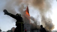 Seperti dilansir kantor berita AFP, Senin (19/10/2020), satu gereja yang dekat dengan Plaza Italia hangus dibakar saat para pengunjuk rasa bersorak-sorak, sementara sebuah gereja lainnya dijarah dan juga mengalami kerusakan akibat kebakaran. Namun, petugas pemadam kebakaran berhasil mengendalikan kobaran api.