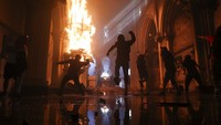 Sejumlah demonstran tampak menyerbu gereja San Francisco de Borja di tengah peringatan satu tahun dimulainya protes massa anti-pemerintah atas ketidaksetaraan di Santiago, Chile, Minggu (18/10) kemarin.