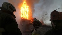 Saat itu, kerusuhan pun terjadi dengan belasan stasiun metro dibakar, halte bus dihancurkan, supermarket dijarah, bangunan dirusak, dan para pengunjuk rasa bentrok dengan polisi anti huru-hara yang menembakkan gas air mata dan menggunakan meriam air.