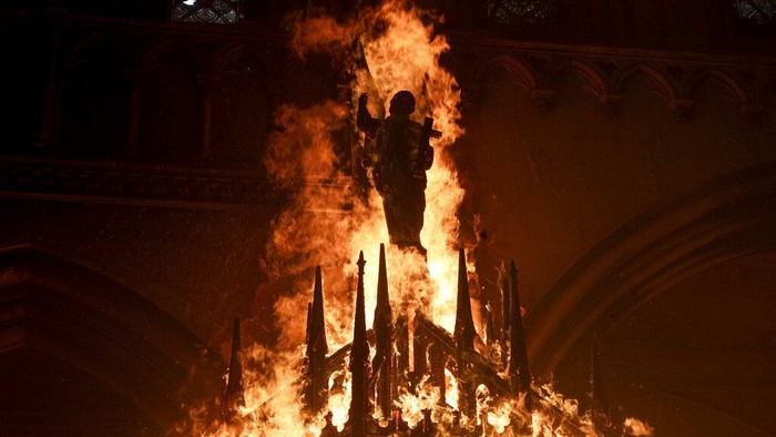 Dua Gereja di Chile Jadi Sasaran Aksi Pembakaran Massa Aksi unjuk rasa dilakukan oleh puluhan ribu orang di Chile. Aksi yang berujung ricuh itu membuat dua bangunan gereja jadi sasaran pembakaran massa.