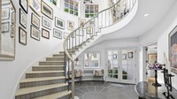 Luas bangunan dalam rumah seluas 6.000 kaki persegi atau 557 m2. Tangga rumah didesain melengkung dengan panjang 12,8 m. Istimewa/cnbc.com.