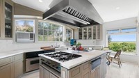 Rumah ini memiliki tidak kurang dari enam perapian serta beberapa bar, dan lemari anggur. Dapur mewah juga dimajakan dengan jendela yang memberikan pemandangan sekitar rumah. Istimewa/cnbc.com.