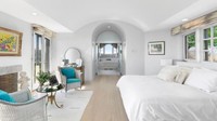 Kamar tidur utama di lantai tiga juga memiliki balkon sendiri dengan pemandangan laut, bersama dengan bilik lemari, perapian, dan kamar mandi keramik seluas 60 kaki persegi setara 5,5 m2. Istimewa/cnbc.com.