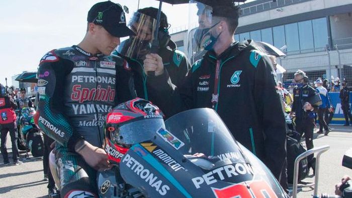 Fabio Quartararo ALCANIZ, SPAIN - OCTOBER 18: Fabio Quartararo of France and Petronas Yamaha SRT prepares to start on the grid during the MotoGP race during the MotoGP of Aragon at Motorland Aragon Circuit on October 18, 2020 in Alcaniz, Spain. (Photo by Mirco Lazzari gp/Getty Images)