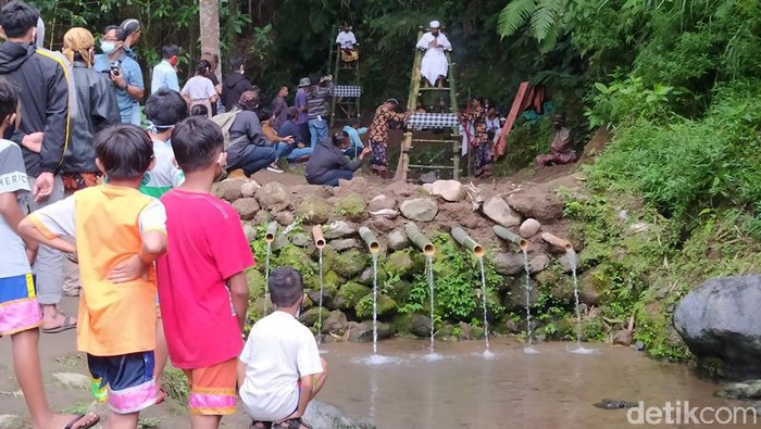 Kondisi pandemi ini, tak menghalangi Festival Lima Gunung (FLG) ke-19. Kali ini FLG ke-19 episode ke-8 tadi dilangsungkan di lereng Gunung Merapi dan Merbabu, tepatnya di lokasi penemuan bebatuan candi.