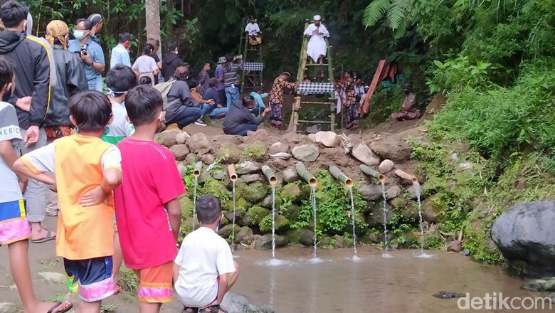 Festival Lima Gunung Kondisi pandemi ini, tak menghalangi Festival Lima Gunung (FLG) ke-19. Kali ini FLG ke-19 episode ke-8 tadi dilangsungkan di lereng Gunung Merapi dan Merbabu, tepatnya di lokasi penemuan bebatuan candi.