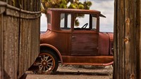 Dilansir dari BBC Indonesia, mobil paling tua yang pernah ditemukan Klein adalah Ford Model T yang diproduksi pada 1907. Ia menemukannya di bekas kota tambang Nevada. Istimewa/Dieter Klein/teNeues via BBC Indonesia.