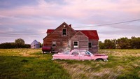 Sementara mobil favorit yang pernah ia temukan adalah Dodge buatan tahun 1960 berwarna merah jambu, yang ia temukan di Montana. Klein mengatakan, si pemilik mobil menyebut mobil tua itu telah berusia sekitar 70 tahun. Istimewa/Dieter Klein/teNeues via BBC Indonesia.
