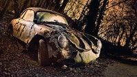 Kegemarannya memotret mobil-mobil tua yang terbengkalai tersebut membuatnya kerap mencari ke berbagai kawasan di beberapa negara dunia untuk menghasilkan beragam foto mempesona dari mobil-mobil antik tersebut. Istimewa/Dieter Klein/teNeues via BBC Indonesia.
