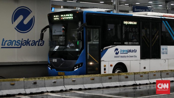 Pelanggan sudah bisa menggunakan halte Bundaran HI sudah bisa langsung mengakses ke halte. Sebelumnya untuk mengakses halte, harus menggunakan tangga bawah tanah dari stasiun MRT. Jakarta, Senin (19/10/2020). CNN Indonesia/Andry Novelino
