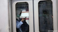 Meskipun jadwal kembali normal, PT KCI tetap membatasi jumlah penumpang, yakni 74 orang per kereta atau sekitar 40 persen dari jumlah kapasitas.