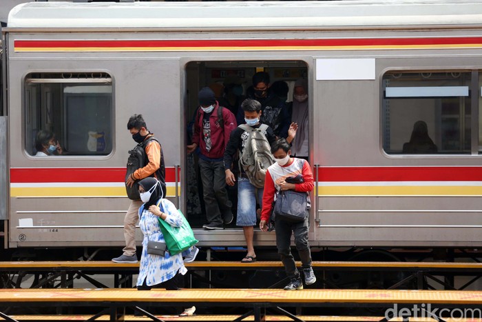Waktu operasional kereta rel listrik (KRL) kembali normal seperti sebelum pandemi COVID-19. KRL akan kembali beroperasi mulai pukul 04.00 hingga 24.00 WIB.
