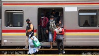 Para penumpang pun tetap diimbau menerapkan protokol kesehatan, seperti menggunakan masker dan saling menjaga jarak.