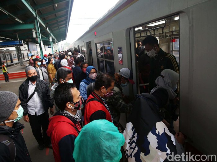 Waktu operasional kereta rel listrik (KRL) kembali normal seperti sebelum pandemi COVID-19. KRL akan kembali beroperasi mulai pukul 04.00 hingga 24.00 WIB.