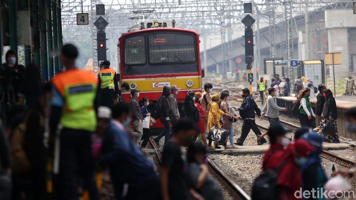 Hari Ini Jadwal KRL Kembali Normal Waktu operasional kereta rel listrik (KRL) kembali normal seperti sebelum pandemi COVID-19. KRL akan kembali beroperasi mulai pukul 04.00 hingga 24.00 WIB.