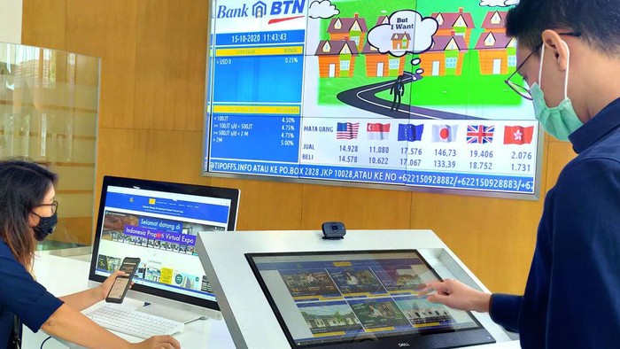 Seorang nasabah mengakses website www.ipexbtnproperti.co.id di salah satu kantor cabang Bank BTN pekan lalu di Jakarta. Indonesia Property Expo atau IPEX virtual 4D yang pertama kali digelar Bank BTN di Indonesia telah berhasil mengajak lebih dari 2 juta masyarakat Indonesia berinteraksi dalam pameran rumah yang diselenggarakan secara virtual tersebut. Pameran yang berlangsung sejak 22 Agustus tersebut resmi ditutup 15 Oktober 2020 dengan raihan hampir 3.000 orang mengajukan KPR secara virtual dimana 40% adalah pembeli rumah pada kisaran harga Rp300 juta sd Rp600 juta.