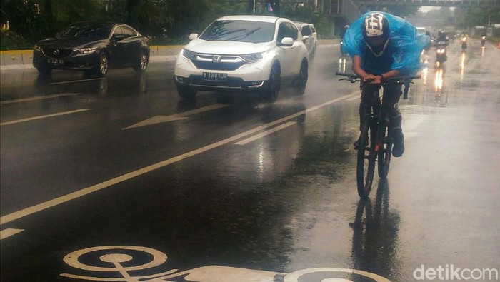 Jakarta Diguyur Hujan di Siang Hari BMKG memprediksi terjadi hujan disertai kilat dan angin kencang di wilayah DKI Jakarta. Hujan deras telah mengguyur Jakarta siang tadi.