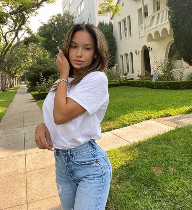 Saat kencan dengan Justin Bieber, Jordan bekerja di restoran Hooters yang terkenal dengan pelayan berpakaian seksi. Foto: Instagram/@jiordyn