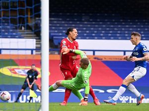 Van Dijk Cedera Parah, Pickford Dipastikan Tak Kena Hukuman