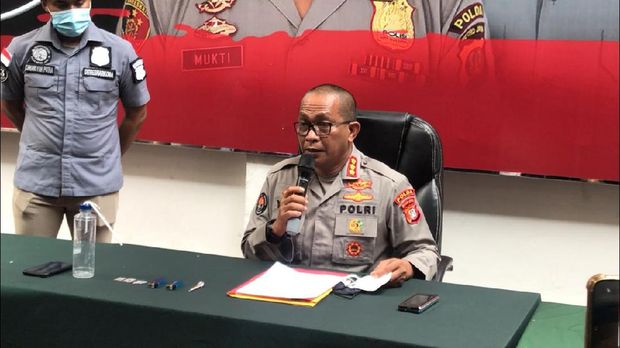 Kabid Humas Kombes Yusri Yunus menjelaskan penangkan pesinetron muda inisial R.