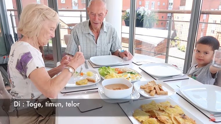 Momen Seru Kakek Nenek di Inggris Saat Cicip Makanan Indonesia