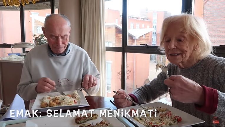 Momen Seru Kakek Nenek di Inggris Saat Cicip Makanan Indonesia