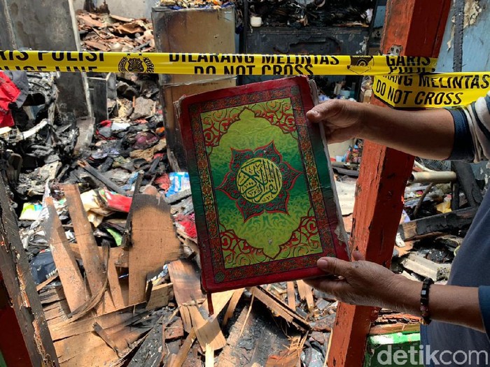 Al-Quran utuh ditemukan dalam rumah yang ludes terbakar di Jalan Dapuan Tegal IX, Surabaya. Banyak orang berdatangan ke lokasi karena penasaran.