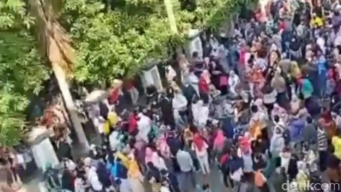 Kerumunan saat pembagian bantuan bagi UMKN di Cisadane, Tangerang