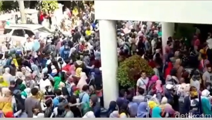 Kerumunan saat pembagian bantuan bagi UMKN di Cisadane, Tangerang