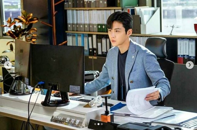 Kehidupan Han Ji Pyeong menjadi lebih baik saat dia ditolong oleh nenek Seo Dal Mi (diperankan Bae Suzy), Choi Won-deok. Nenek tua itu mengizinkan Han Ji Pyeong tinggal di lantai dua tokonya. Bahkan dia diizinkan memakai namanya untuk Han Ji Pyeong berinvestasi dan menghasilkan puluhan juta won. Foto: Instagram @tvnstartup, @daily_kdramas, @pursuit_of_joyant, @ seonho__kim