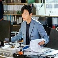 Kehidupan Han Ji Pyeong menjadi lebih baik saat dia ditolong oleh nenek Seo Dal Mi (diperankan Bae Suzy), Choi Won-deok. Nenek tua itu mengizinkan Han Ji Pyeong tinggal di lantai dua tokonya. Bahkan dia diizinkan memakai namanya untuk Han Ji Pyeong berinvestasi dan menghasilkan puluhan juta won. Foto: Instagram @tvnstartup, @daily_kdramas, @pursuit_of_joyant, @ seonho__kim