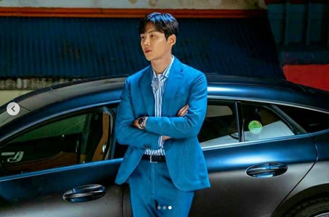 Berperan sebagai pimpinan perusahaan start-up yang sukses, Kim Seon Ho selalu tampil stylish dengan setelan blazer. Foto: Instagram @tvnstartup, @daily_kdramas, @pursuit_of_joyant, @ seonho__kim