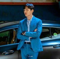 Berperan sebagai pimpinan perusahaan start-up yang sukses, Kim Seon Ho selalu tampil stylish dengan setelan blazer. Foto: Instagram @tvnstartup, @daily_kdramas, @pursuit_of_joyant, @ seonho__kim
