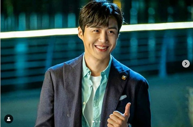 Ganteng, muda dan berkarisma, sosok Han Ji Pyeong yang diperankan Kim Seon Ho banyak dikagumi orang. Namun dia juga terkenal sebagai The Gordon Ramsay of Investments alias kerap memberikan kata-kata yang menusuk saat berkomentar tentang sebuah perusahaan rintisan. Foto: Instagram @tvnstartup, @daily_kdramas, @pursuit_of_joyant, @ seonho__kim