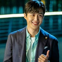 Ganteng, muda dan berkarisma, sosok Han Ji Pyeong yang diperankan Kim Seon Ho banyak dikagumi orang. Namun dia juga terkenal sebagai The Gordon Ramsay of Investments alias kerap memberikan kata-kata yang menusuk saat berkomentar tentang sebuah perusahaan rintisan. Foto: Instagram @tvnstartup, @daily_kdramas, @pursuit_of_joyant, @ seonho__kim