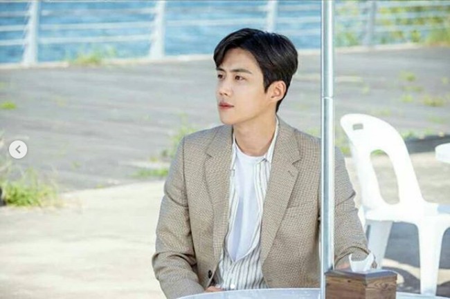 Dalam drama Korea Start-Up, sosok Han Ji Pyeong yang diperankan Kim Seon Ho memiliki masa lalu menyedihkan. Dia besar di panti asuhan. Saat usianya sudah dianggap dewasa, dia diusir dari panti asuhan dengan bekal uang seadanya. Foto: Instagram @tvnstartup, @daily_kdramas, @pursuit_of_joyant, @ seonho__kim