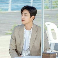 Dalam drama Korea Start-Up, sosok Han Ji Pyeong yang diperankan Kim Seon Ho memiliki masa lalu menyedihkan. Dia besar di panti asuhan. Saat usianya sudah dianggap dewasa, dia diusir dari panti asuhan dengan bekal uang seadanya. Foto: Instagram @tvnstartup, @daily_kdramas, @pursuit_of_joyant, @ seonho__kim