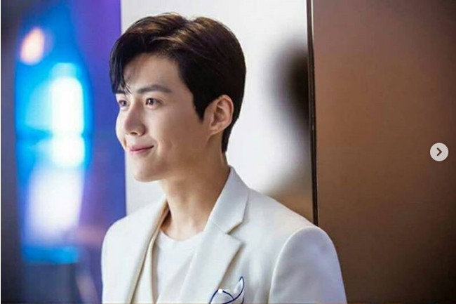 Penampilan Han Ji Pyeong dewasa diperankan dengan apik oleh Kim Seon Ho. Kemunculannya di episode perdana Start-Up langsung mencuri atensi, terutama lesung pipinya yang setiap dia tersenyum semakin membuat hati wanita meleleh. Foto: Instagram @tvnstartup, @daily_kdramas, @pursuit_of_joyant, @ seonho__kim