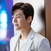 Penampilan Han Ji Pyeong dewasa diperankan dengan apik oleh Kim Seon Ho. Kemunculannya di episode perdana Start-Up langsung mencuri atensi, terutama lesung pipinya yang setiap dia tersenyum semakin membuat hati wanita meleleh. Foto: Instagram @tvnstartup, @daily_kdramas, @pursuit_of_joyant, @ seonho__kim