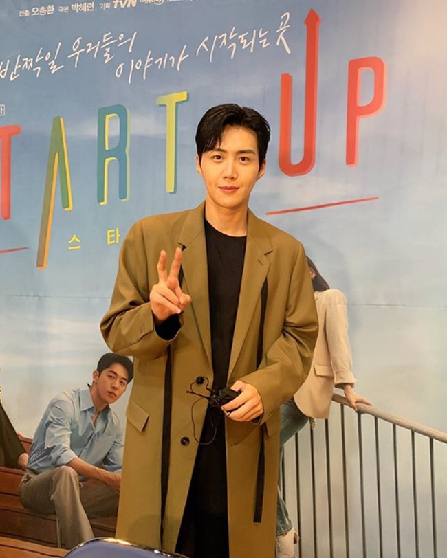 Kim Seon Ho merupakan aktor kelahiran 8 Mei 1986. Pria 34 tahun itu menarik atensi melalui aktingnya dalam drama Korea Strongest Deliveryman pada 2017. Foto: Instagram @tvnstartup, @daily_kdramas, @pursuit_of_joyant, @ seonho__kim