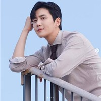 Kim Seon Ho berperan sebagai Han Ji Pyung atau Han Ji Pyeong, seorang bos atau pimpinan di SH Venture Capital, sebuah perusahaan start-up yang semakin berkembang hingga bisa memberikan pembiayaan untuk perusahaan-perusahaan rintisan kecil. Foto: Instagram @tvnstartup, @daily_kdramas, @pursuit_of_joyant, @ seonho__kim