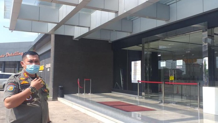 Klub malam lokasi baku hantam di Palembang dipasang garis polisi (Raja-detikcom)