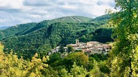 Kota Nortosce di Italia bak kota hantu. Kota ini ditinggalkan oleh penduduknya sejak akhir tahun 90-an. Penyebabnya karena bencana gempa bumi dan mencari penghidupan yang lebih layak. Sekarang kota ini cuma ditinggali 2 orang saja. (Silvia Marchetti/CNN)
