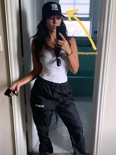 Kourtney Kardashian Kourtney Kardashian pakai topi bertulisan Vote Kanye.